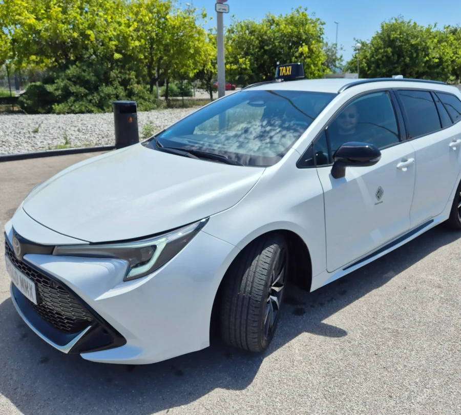 http://Toyota%20Corolla%20GR%20Sport%20-%20side%20view